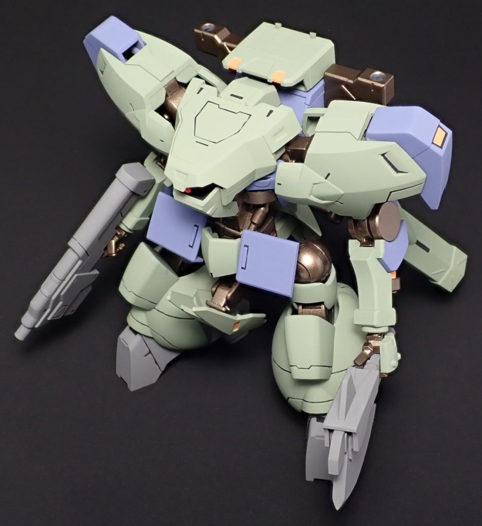 頭部のレイアウトが原型機から変更され、更にランドマンロディ用の脚部に換装されたことで全高が抑えられて低重心化しました。