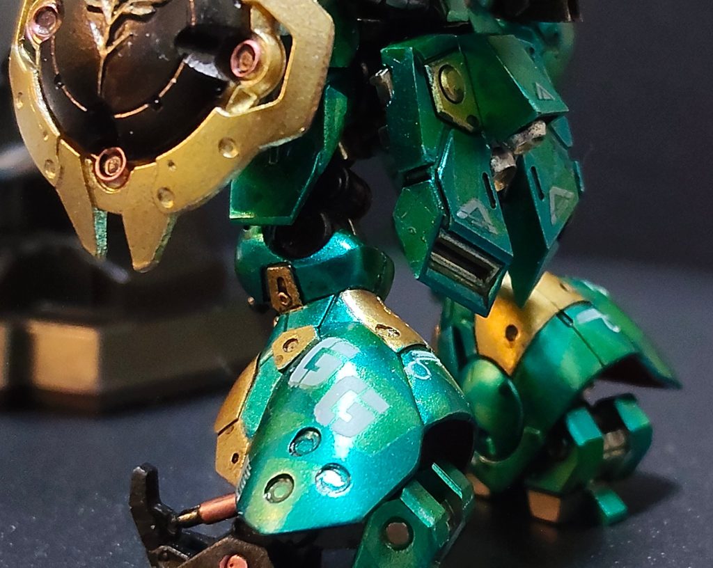 しかし、遠目で見て青緑＝エメラルドグリーンのメタリックに見せたかったので、ガンマカEXのメタリックグリーンとメタリックブルーでシュプリッター迷彩的にマスキングしながら塗分け（というより一部重ね塗り）しました。両方の色の明度が同じくらいなのでわかりにくいかもですが、光の当たり加減で緑寄りに見えたり青寄りに見えたり。全体的にはエメラルドグリーンのメタリックな感じを出すことに成功しています。
