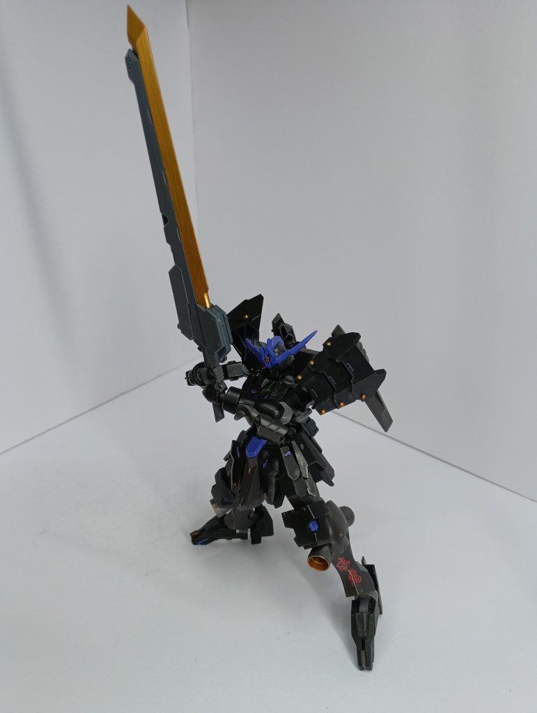 なんとか両手で持たせられました…(zaku-kao4)