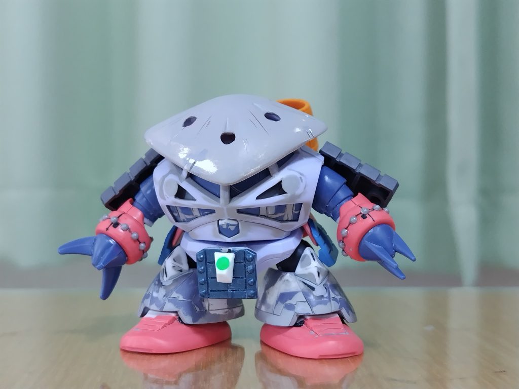 量産型ズゴックのパーツが一部無くなっており、ピンク部はジャンクのSDGG No.30 シャア専用ズゴックで補完。緑の丸はWAVE H・アイズ、腕部グレーの多数丸はWAVE Rリベット[丸]。編み笠は、シャア専用ズゴックの頭頂部をプラ板で延ばしつつエポパテで整形。その他…肩パーツ：ボールデンアームアームズ腰パーツ：クロスシルエット シルエットブースター＋仁宇の肩前掛パーツ：駄舞留精太の前掛脚パーツ：太史慈ドムの脚編み笠から突き出た爪状のパーツ：マルスドラグーンの腕部爪
