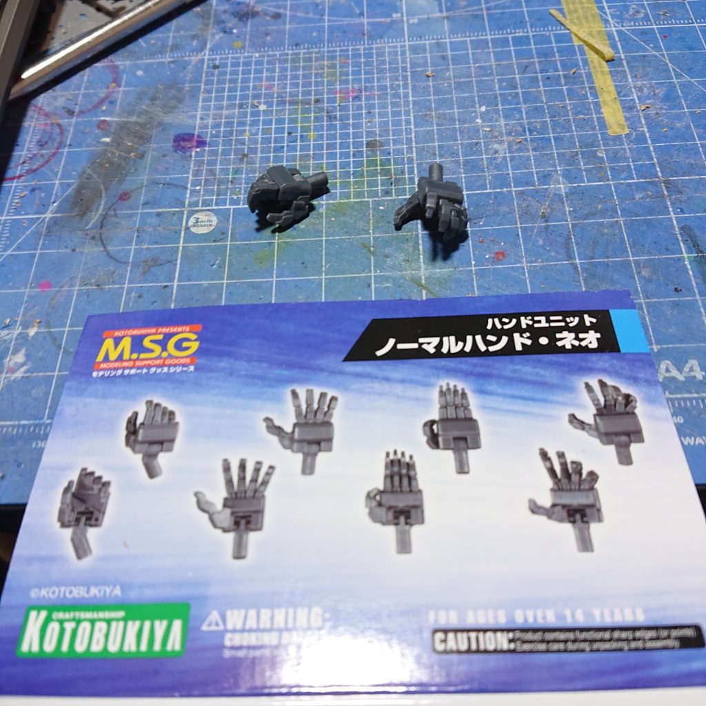 ハンドパーツはコトブキヤのものがリアルでサイズ感がピッタリでした。
