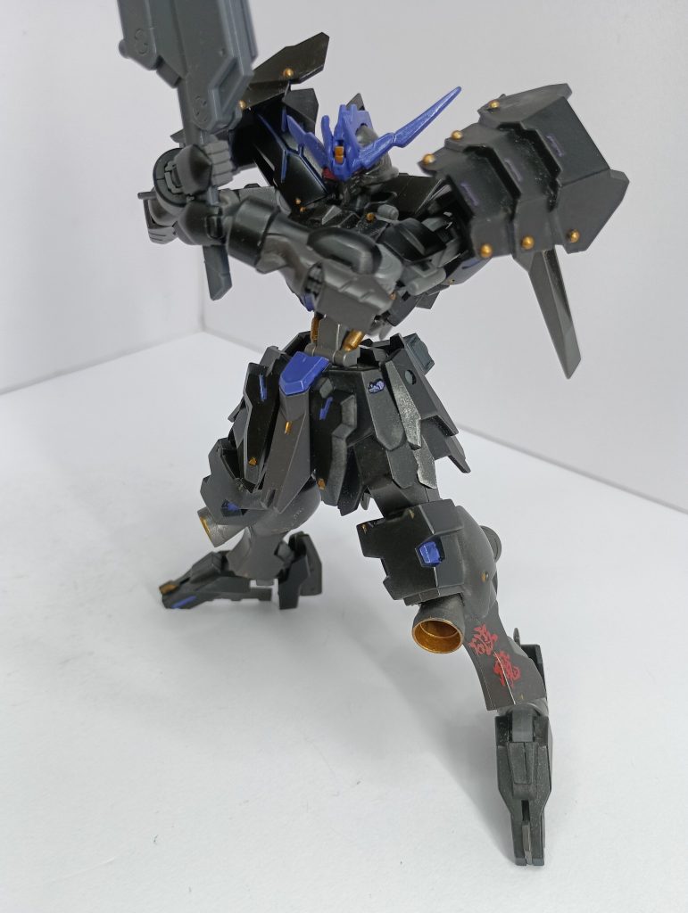色は黒のサーフェイサーとブルーバイオレットとシタデルの「BASE RETRIBUTOR ARMOUR」(金色)で塗装。特に金色はよく見る動画投稿の方がおススメしていたので、試しに使ったらとても使いやすかったです。（部分塗装向け）