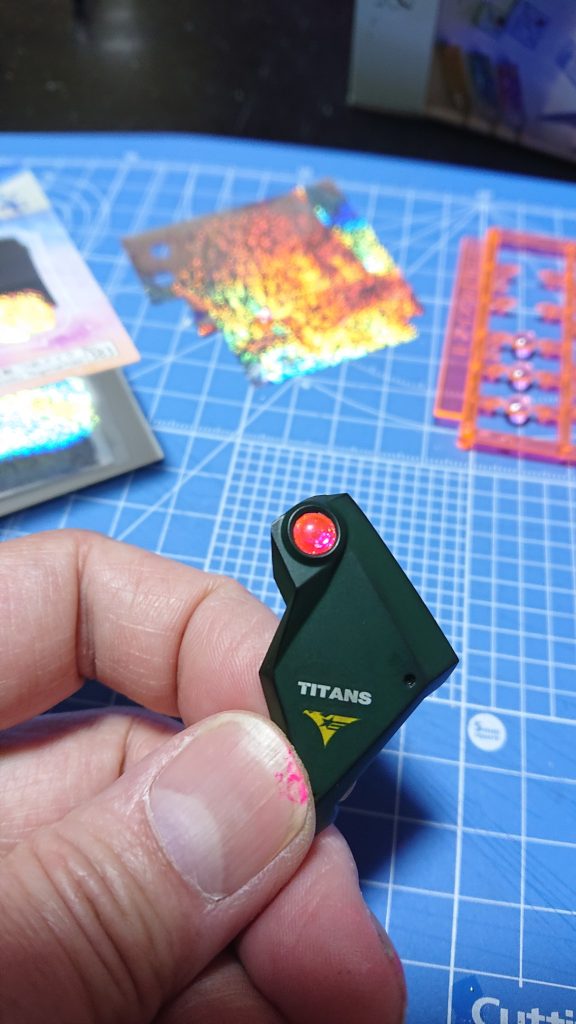 フロントスカート開口後、Ｈアイズの裏から100均で見つけたネイルシールを貼り付けて接着・埋め込み