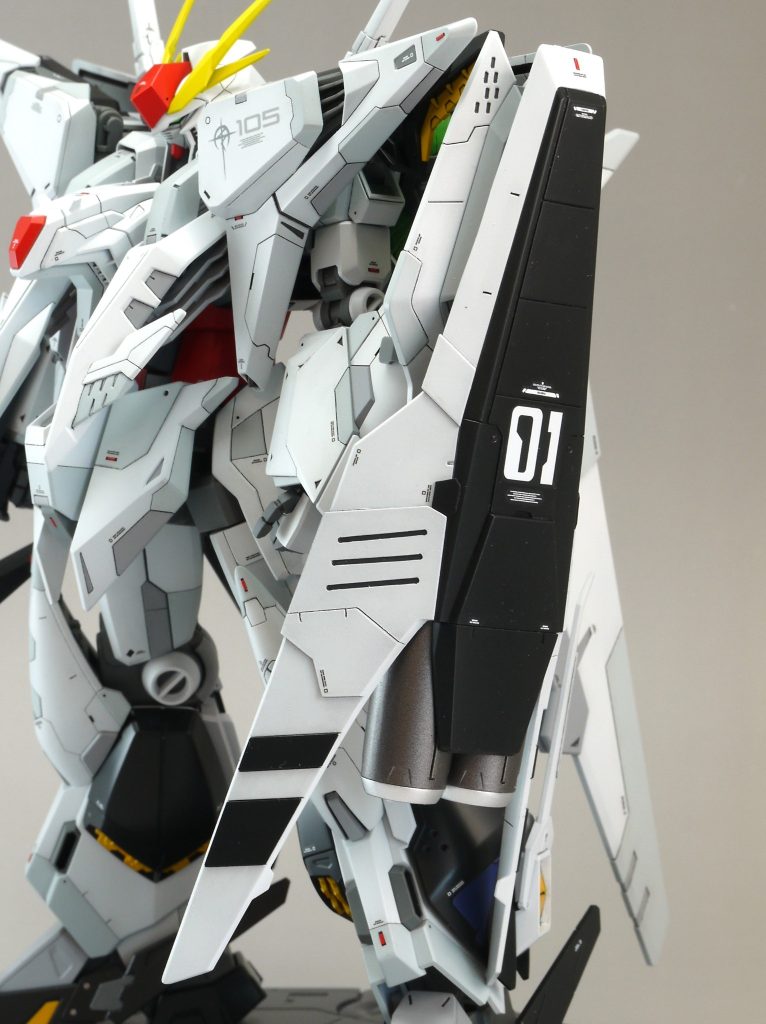 追加シールドはHG νガンダムHWSのものを加工しました。RG等を参考にディテールアップしてあります。キットのシールドの上にマグネットで取り付けます。2つ合わせると重いですが、自立は可能です。