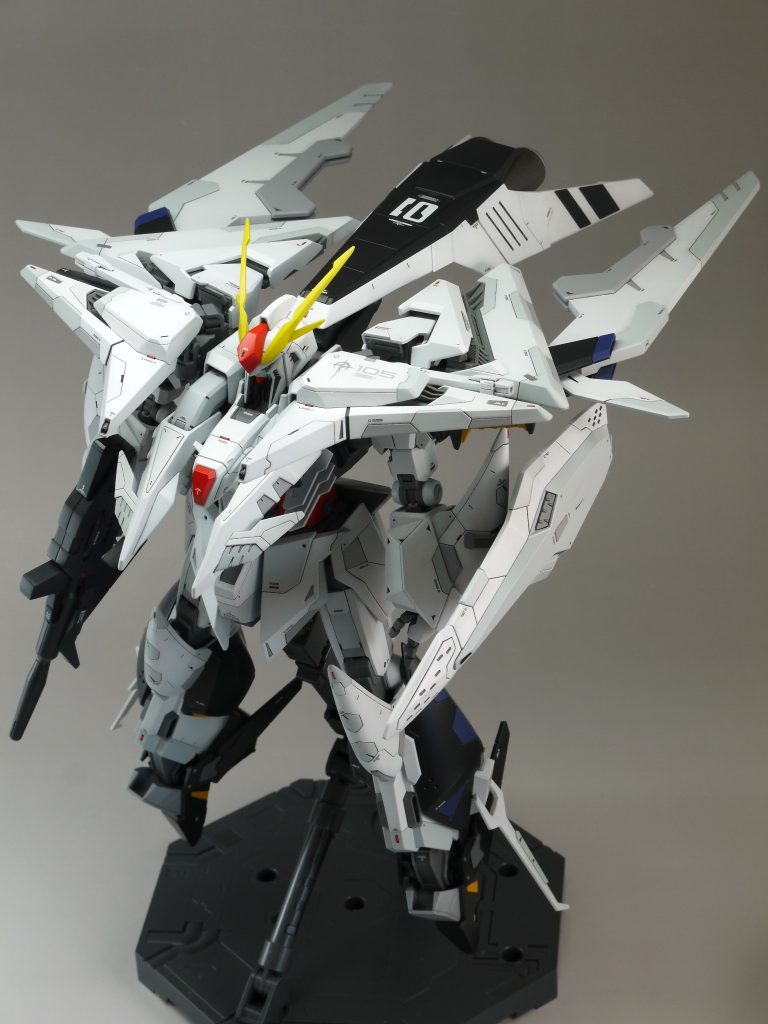 さらにフライトフォーム時にシールドをブースターユニットのように付けられるようにしました。こちらもマグネットによる着脱です。実機で変形するときにはどうやって移動させるの？そもそもこのシールドはブースターじゃないのでは？など、細かい設定は気にしないでください。