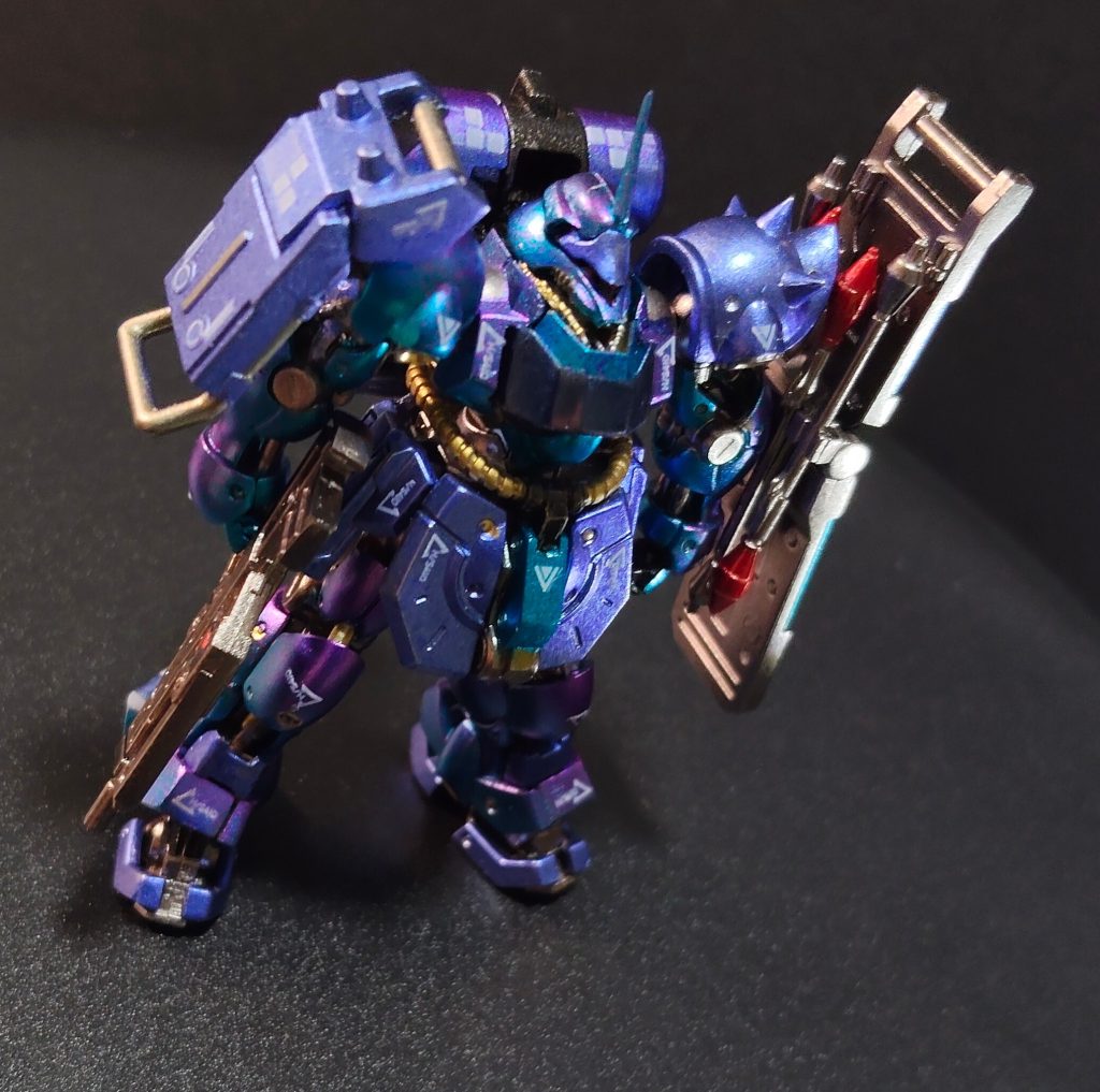 10.&nbsp;&nbsp;&nbsp;&nbsp;そしてさらに禁断のガンマカ重ね塗り。ギュネイのヤクト・ドーガでは青と緑のメタリックカラーをスプリッター迷彩的にエアブラシで吹いて、エメラルドグリーンに見えることを目指しました。