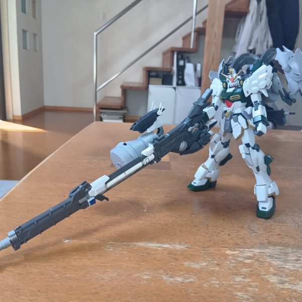 皆様、大変お久しぶりデス諸事情、右葉曲折あり(gundam-kao9)手に何もつかずWG30周年放送終了日に間に合わずやっと本日少しだけ塗装してみました。諦めずに5機コンプめざします。(gundam-kao3)（2枚目）