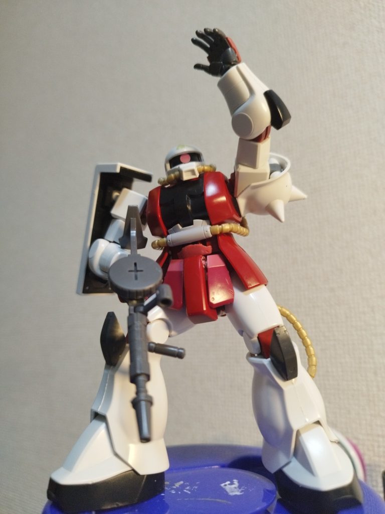 足りないところには我が家のジャンクを惜しみなく使っています。膝、腰部、フロントアーマーはRGのものを使い、ハンドパーツ、マシンガンはオリジン版のものを使っています。どちらもバラバラで復元不可だったので、こういう形で再利用できて良かったです(zaku-kao5)