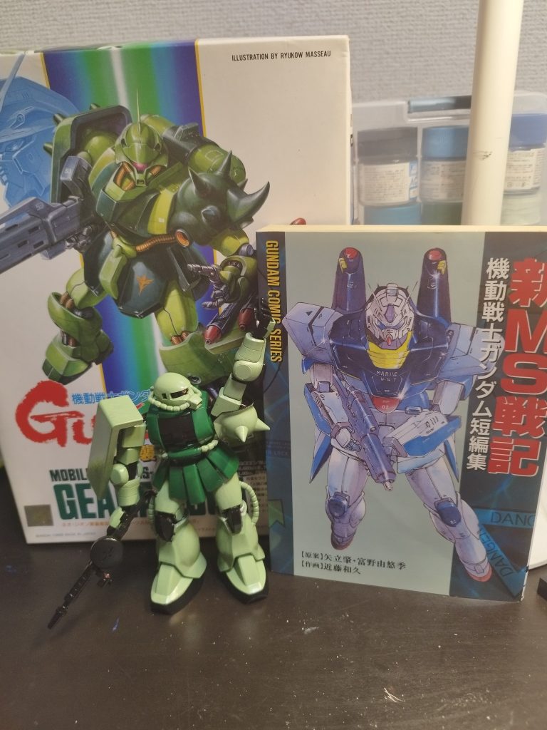 これは余談ですが、同じくなんちゃらオフで買ってきたコミックと、もともと積んであったギラドーガを並べてみました。さて、次は何作ろうかな〜（ すっとぼけ）。次回作は時間がかかるかも知れませんね(zaku-kao4)最後まで読んでいただき、ありがとう御座いました(gundam-kao3)