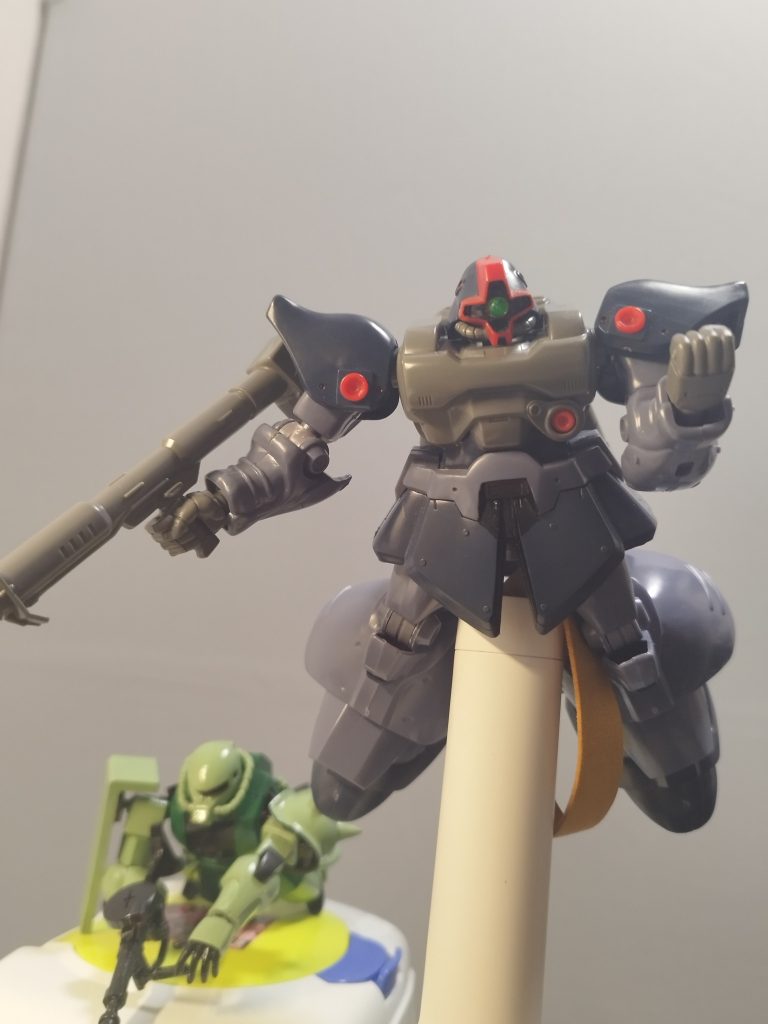 作品名：テーブルの上の戦争<p>勉強中、どうしてもリフレッシュしたくなったら、机の上の道具にガンプラを乗せただけで、机の上が一瞬戦場になります（ 試験期間なのに、何してんだ俺…）。リックドムⅱは1年くらい前に組んだ旧キットです。</p>
