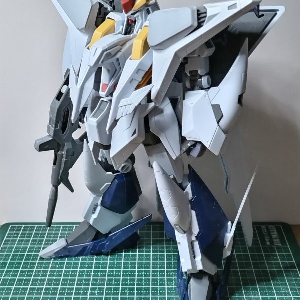 クスィーガンダムの進捗です。改修と1回目の整面が終わった状態です。各部を延長してスマートにしたのと、ガンダムフェイスに置き換えました。この写真だと変化がわかり難いですね。スマホのカメラが悪いのか、私の腕が悪いのか…。ココからディテールアップと、少しアレンジを加えます。今はデカール貼り作業中なので、近日中にアップ出来ると思います。（2枚目）