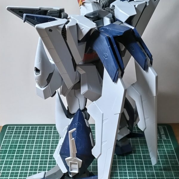 クスィーガンダムの進捗です。改修と1回目の整面が終わった状態です。各部を延長してスマートにしたのと、ガンダムフェイスに置き換えました。この写真だと変化がわかり難いですね。スマホのカメラが悪いのか、私の腕が悪いのか…。ココからディテールアップと、少しアレンジを加えます。今はデカール貼り作業中なので、近日中にアップ出来ると思います。（3枚目）