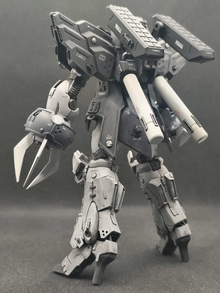 サイコジャマーは取り外して、境界戦機のウェポンセットからミサイルポッド（多連装小型誘導弾発射機というらしいです）をハッチが開かないのがちょっと残念・・・