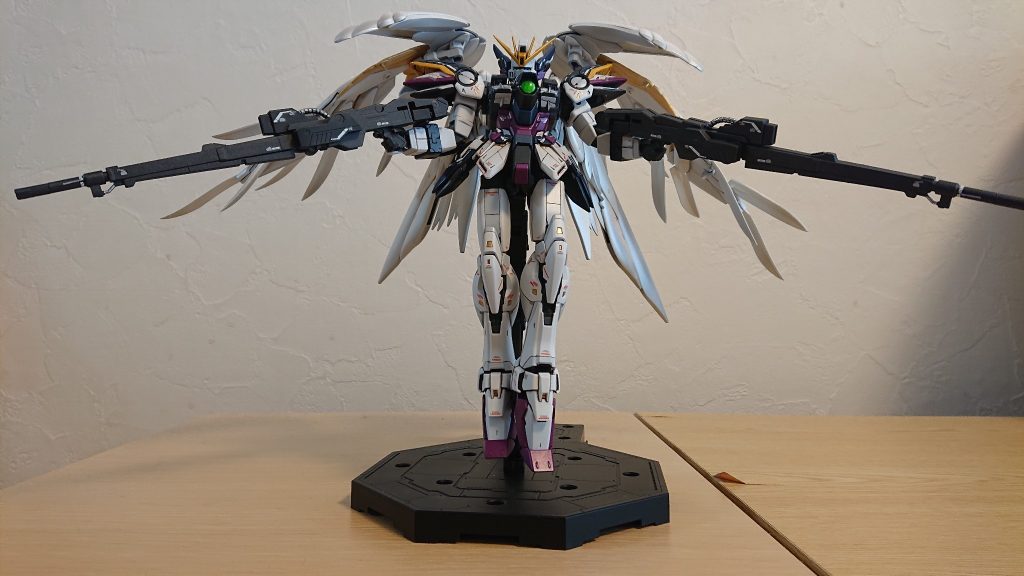 このポーズカッコいいけど場所を取りすぎるので家で飾るには不向きですね(zaku-kao9)