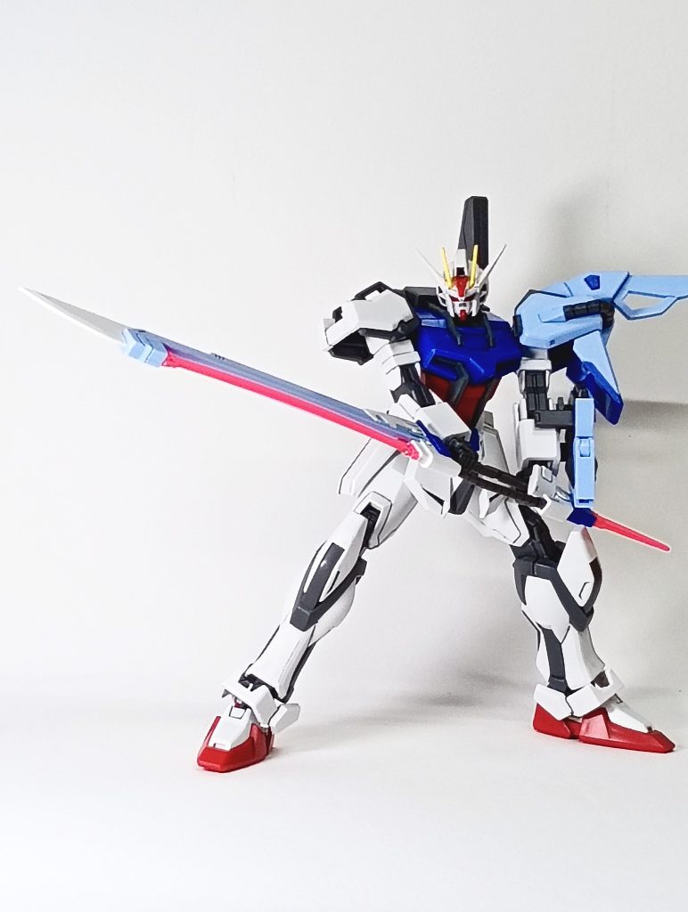ソードストライクガンダム。対艦刀をみごとに構えられます。