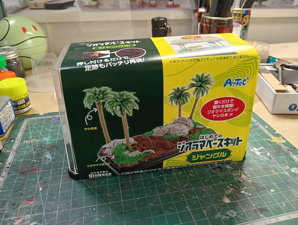 今回のジオラマはアーテックさんの「はじめてのジオラマベースキット　ジャングル」を使いました。はじめてのジオラマ製作でしたが、１時間ほどで完成できました😊はじめてにしては、まあまあよくできたかな。