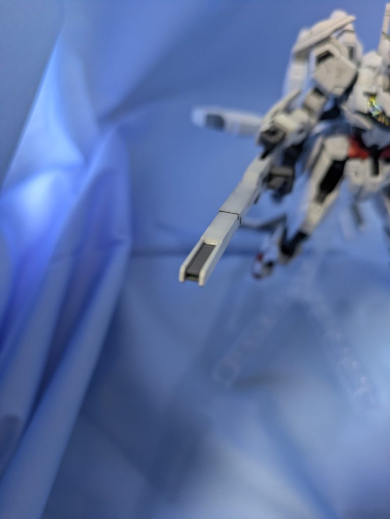 加工箇所その2、ライフルの発射口付近。切り取った後プラ板で作り直し、塗装後に接着しています。