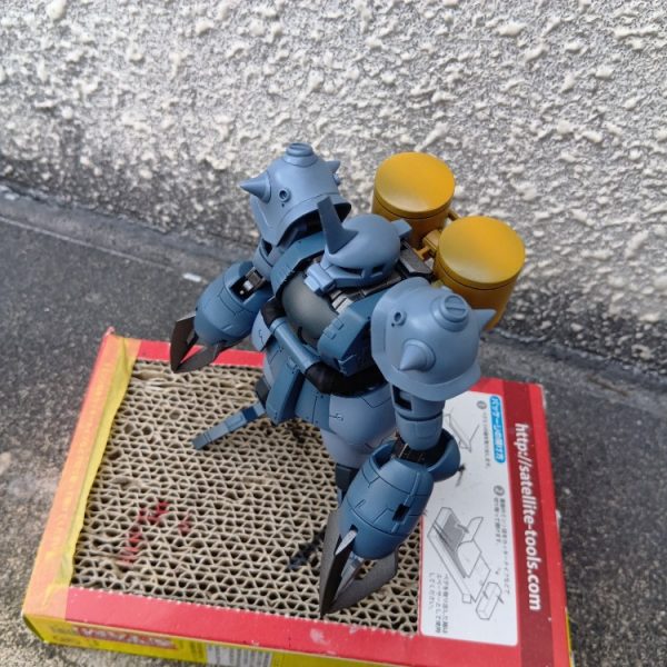 はじめてのミキシング、やっつけで、余った部品で組み上げたザク腕がズゴックっぽいので、水中用かと思い、これまた余ったストライクブルー、デュエルブリッツブルーグレーにガンダムブルーを混ぜた色で塗るタンクはやっぱオレンジ塗り終えて組んで見るとあれっ？何か凄くカッコいい！私好み！今まで作ったもので一番好みかも、何でもやってみるものだと思いましたデカール、スミ入れ、余計なオプション仕上がったら投稿しますm(__)m（1枚目）