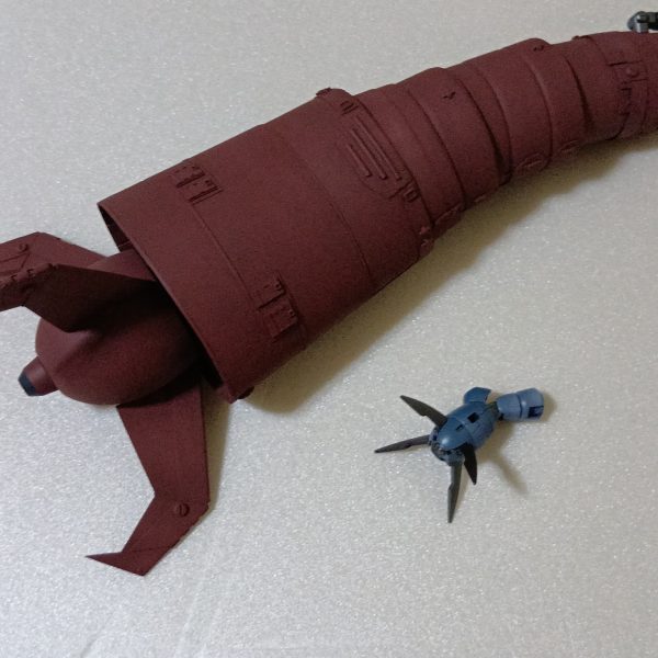 連投失礼しますm(__)m年末に使って余っていたオキサイドレッドサフを吹いただけですでも、グラブロっぽいからこのままでいいや隣はクラブロディの腕、デカくてサフだけで、力尽きる、ペットボトルなので、表面処理が甘いところはすぐハゲるしウェザリングでごまかしたいところですが、やった経験が皆無、とりあえずエナメルの黒かダークグレーでウォッシング？すれば良いのでしょうか？あとフィルタリキッドのマルチホワイト、グリーンがあるので、ホワイト塗って退色っぽくすれば、リアル？なのでしょうか？迷走中、デカければカッコいいと思ったが、冷静になって見ると、カッコいいのかわからん（2枚目）