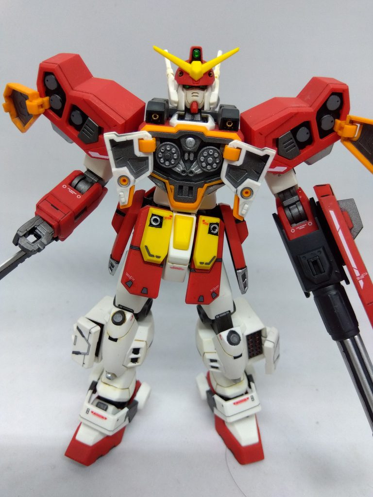 ヘビーアームズといえばフルオープン。可動範囲はあるものの魅せるポーズが。