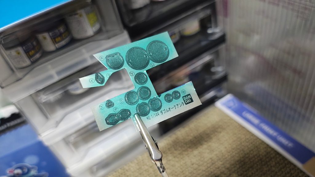 クリアパーツしたのホイルシールだけ、メタリックグリーンで塗装