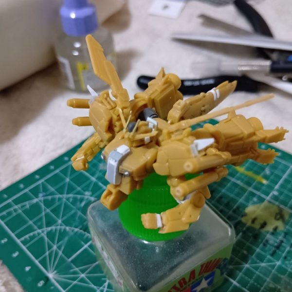 アンテナを0．5真鍮線とABS削り出しで作ってみました0．5ミリが限界、0．3だと見えなくなるとりあえず上半身は完成下半身は…誤魔化そうこれ、色塗れないかも😅