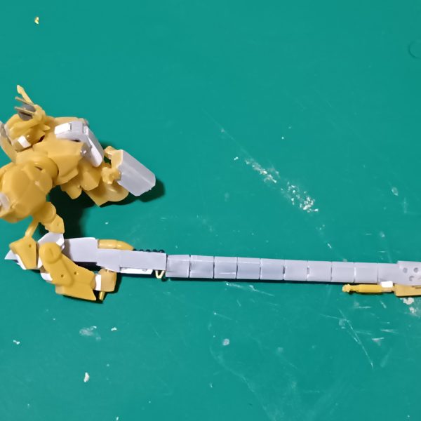 一日、アーティファクトに持たせるスマートガンを作っていました凄く頑張ったけど、何か違うでも、そもそもアーティファクトだからOK!はっ！？アーティファクトと言えば何でも自分への免罪符になってしまう？これがアーティファクトの魔力でしょうか😅もれなく肘関節はスマートガンの重さに耐えられませんでした、何かサブアーム？で支えてるみたいだしいいか（2枚目）