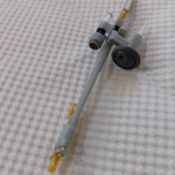 アーティファクトSガンダムのスマートガンを自作中、本体の3倍は時間がかかってます😅Jセンサーのレドーム、ここで使わないと二度と使い道がないと思い、ヤスリで裏面を皮一枚(大げさ）まで削り、基部をでっち上げて装着オーバーサイズだけど、まぁまぁいんじゃねってSガンダムってレドームいらなくね？最近の作例はみんな付いてるけど、私が知ってるSガンはレドーム付いてなかったはず？ZプラスのC1にだけ付いてたと思う私が模型から離れていた20数年の間に変わった？（1枚目）