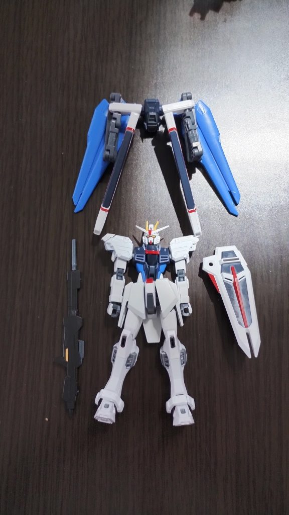 頭、胴体、腕はフリーダム、肩はFAガンダム7号機、脚部はインジャ、バックパックはジャンクパーツをかき集め、作製しました(gandam-hand2)