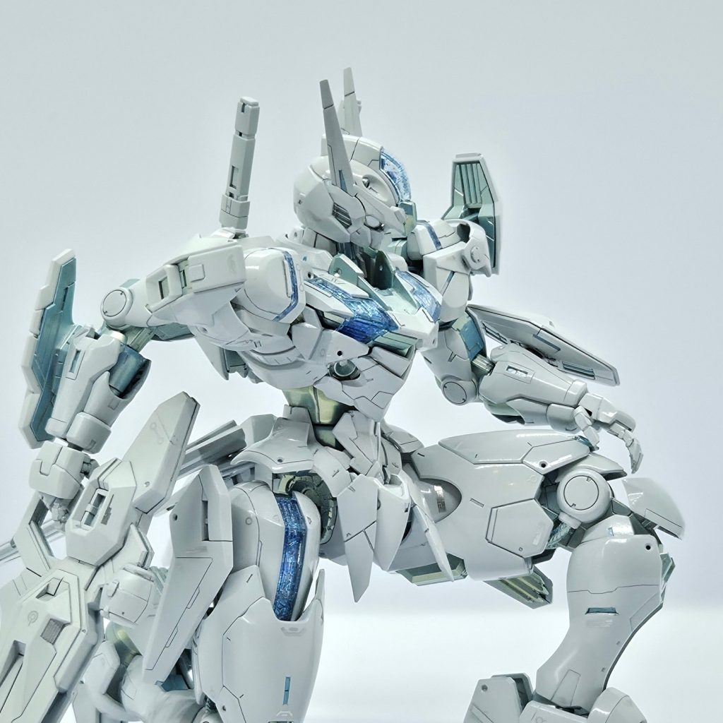 白①（メイン）　コールドホワイト（ガイア）：ダイアモンドシルバー（クレオス）＝１：１白②（武器など）　ニュートラルグレーI（ガイア）→半光沢コート白③（目）　白①→ダイアモンドシルバーフレーム　スパークリングシルバー（タミヤ）→プリズムパステルターコイズブルーイエロー（ガイア）部分塗装　ガンダムマーカーEX 光の翼ホロブルースミ入れ　クロームシルバー（タミヤ）満足度の8割くらいは色選びで決まりそうな気がしたので、フレーム色は青系のパールカラーを色々試して決めました。トワイライトコーティングの説明で角度によってゴールドに見えるとあり、黄色系の色が入っているターコイズブルーイエローを選択しました。自分なりに満足のいく選択になったと思います。ご覧いただきありがとうございました。