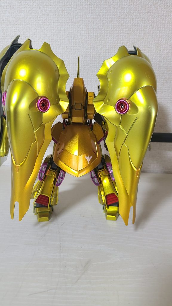 後ろ姿です。デカールは控えめに、シナンジュの残りをペタッと…今回は金と赤を基本にイメージしてみました。