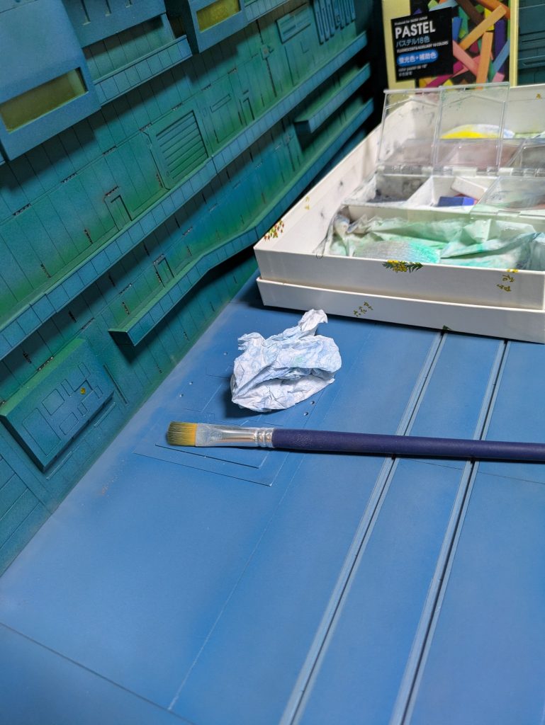 …でここから少しずつ「青い部分を緑」に「緑の部分を青」にする様なイメージで…色を入れ替えて行きました😚　キャットウォークの〈足元の青が緑〉っぽくなるように…そして、これまでして来た事が無意味にならない様に…ベタ塗り、厚塗りにならない様に…🤔いつも私が使っております〈トップコート半光沢〉にこちらも〘ガイアカラー〙の〈蛍光グリーン〉を混ぜた塗料を薄く吹き付けキャットウォークの〈上の方の緑が青っぽく〉😋　〈トップコート半光沢〉に《クレオス》の〈クリアーブルー〉を混ぜて吹き付けその後隠ぺい力の弱い私愛用の百均パステルで馴染ませていきました😚.&nbsp;