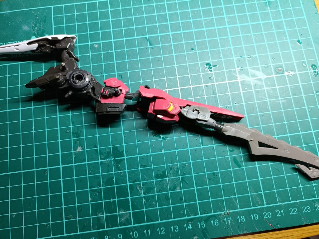 実は胴体と腰をつなぐパイプの用なパーツ途中で無くしました。しかもそんなパーツがあったことも忘れて作業を進めたので脚のスペースなくなったりで結構大変でした。時間が掛かりましたが、何とかミカに生きていてもらいたいと思い完成させましした。次はバルバトス完成させて早く合体させたいです。罪が貯まりすぎてるので来年かな？最後までご覧いただきありがとうございました(gundam-kao6)