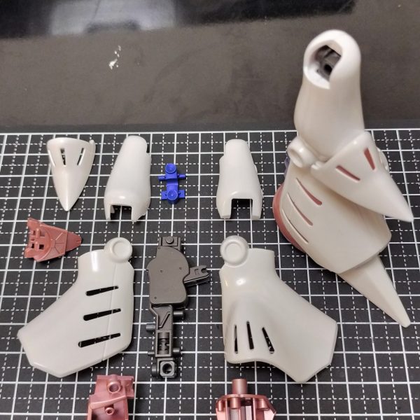 つま先裏はマスキングゲルを使って見ました。凹部には良いですね。お腹と手はガイアノーツの蛍光クリアでスミ入れしたのですが、はみ出し消すのが大変でした。綿棒の無駄使い(zaku-kao10)（5枚目）