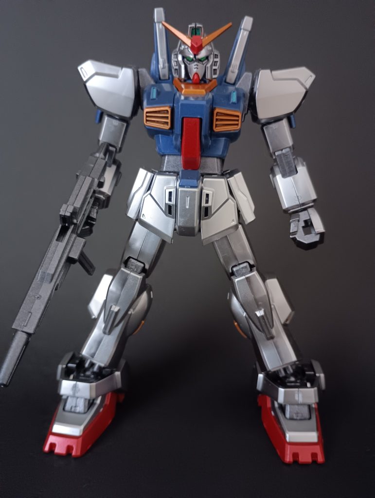 まずは正面から。このキットは、リバイブ版ではないので、20年ほど前のキットになるのですが、どうですか！！このプロポーション！！アニメから出てきたような、なんとも言えない絶妙なカッコいいプロポーションに仕上がっていると思います！！ですが、合わせ目は時代なりですね。頭、腕、足…いたる所に合わせ目が出まくっています笑これはメッキキットなので合わせ目も消しづらいですし、そこは妥協しました…そしてなんとこのキット！…右手の握り拳がついていません！！！なんてこったい！！　なんと、このキットには右手は銃持ち手しか付属していないんです！！ここは相当なマイナスポイントですね…