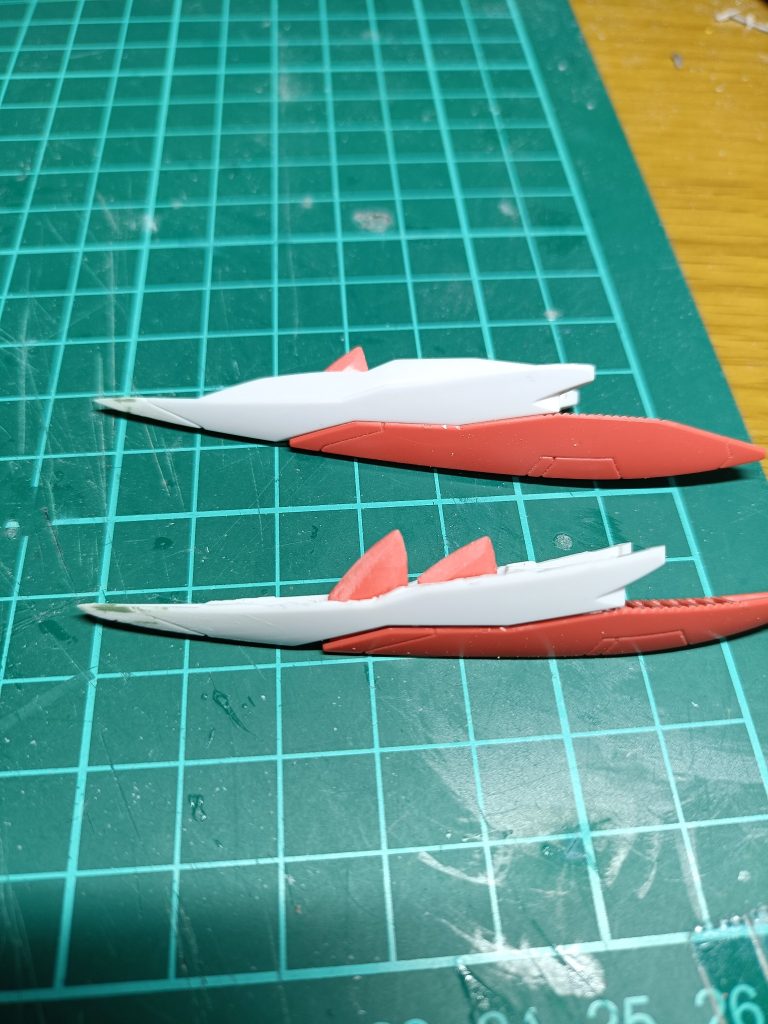 爪の側面削ったらより鋭く、凶悪さ増すかなと思って削りました。大きくパーツを削るのは中々緊張しました。