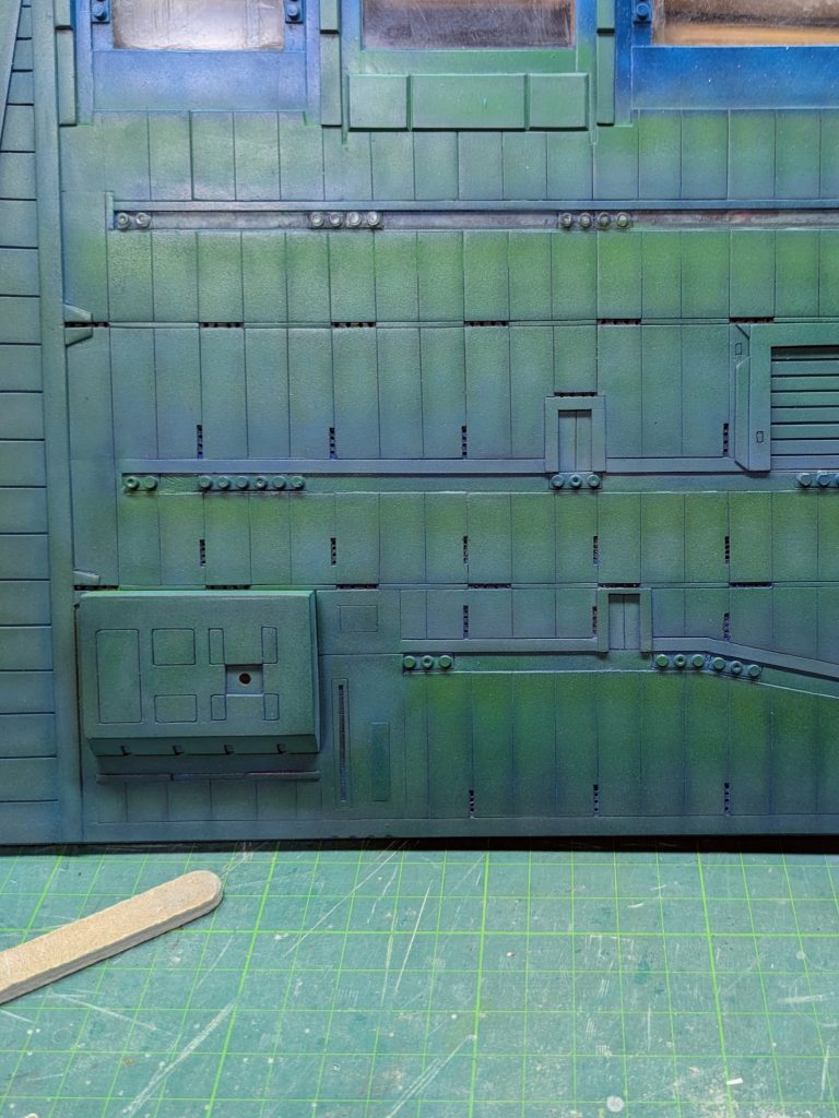 その上から適当に混ぜて作った〈緑色っぽい色〉をキャットウォークの〈足元が青〉、〈上の方が緑〉になる感じで…緑の塗料には〘ガイアカラー〙のクリアーの〈蛍光グリーン〉を混ぜて吹き付け、その後希釈の薄くしたグレーを思いっきり適当に吹いております😆写真の上の方…色塗ってません…薄茶色の棚が透けて見えるのが分かって頂けると思います🤭せっかく手に入ったアクリル板…クリアー素材を活かしたくてまわりの光を少しでも拾える様に工作しているつもりでございます😚&nbsp;