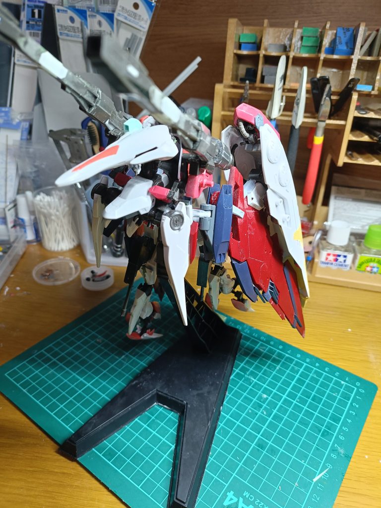 塗装前に組み立ててみたら肩と翼の間のスペースが気になって少々改良しました。