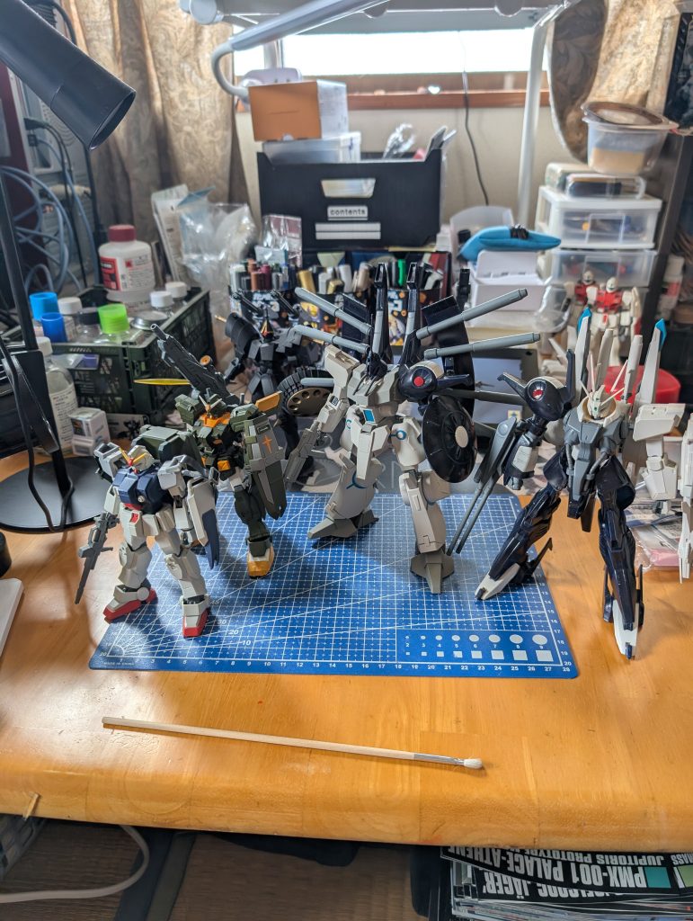 作品名：ガンプラウィーク開始です<p>学校関係の用事も終わり、GW(ガンプラウィーク)突入！… …というのは良いのですが、ゲルググJ以降はまったくインスピレーションが湧かず…何作ればいいか分からないので、過去適当に組んだやつを引っ張り出して並べれば何か思い付 [&hellip;]</p>
