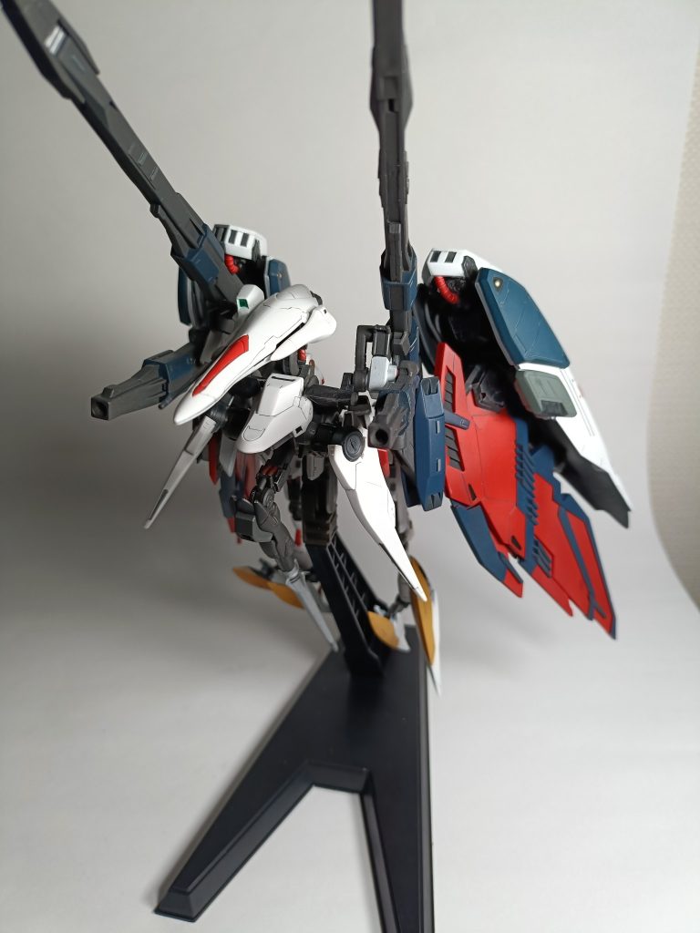 翼をたたむと意外とスマートです。鳥をイメージしてます。