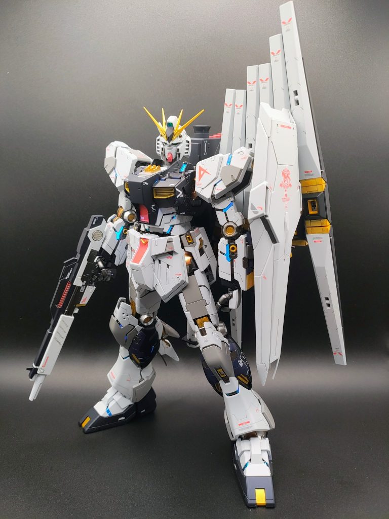 パッケージイラストを意識したポーズ。サイコフレームは、前述のプリズムパステルミントグリーンブルーで塗装後に蛍光塗料を塗装してブラックライトで光るようにしました。黒部分は、プリズムブルーブラック（ガイアノーツ）、ネイビー部分は色々混色して作りました。
