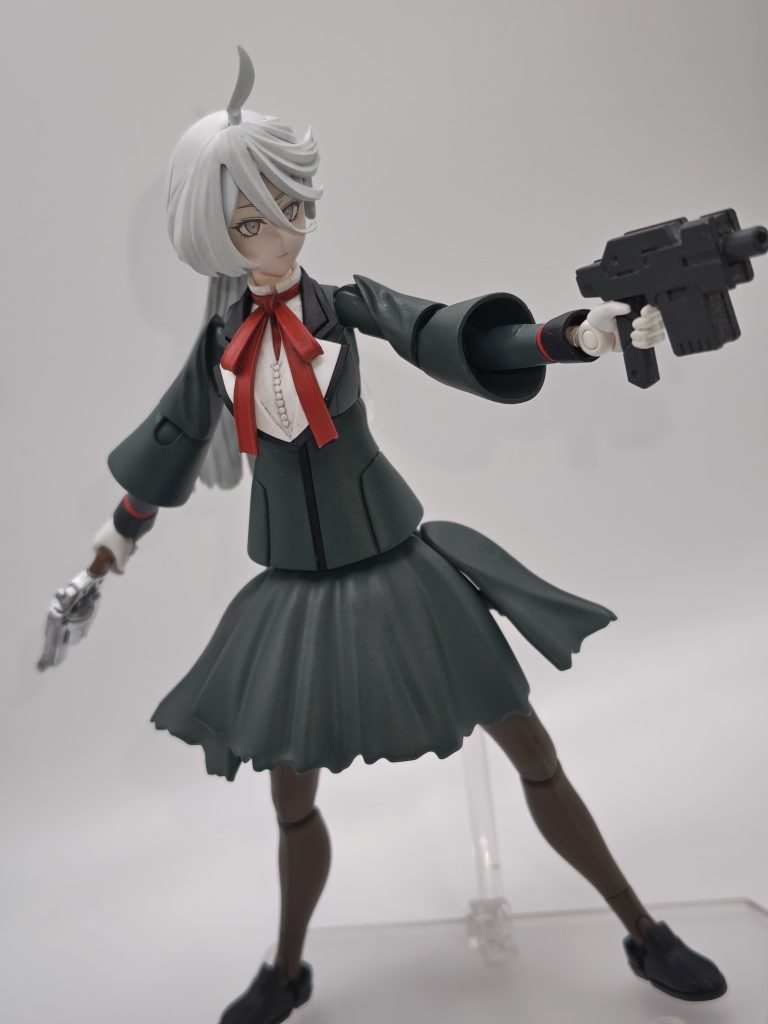本体は30msとミオリネ・レンブランのミキシング。胴体上部だけを30msで製作し、胴体下部と接続できるように改造加工。最近になって元々付けれないパーツを付けれるように出来るようにチャレンジし始めた。作れる幅が広がり中々楽しい。