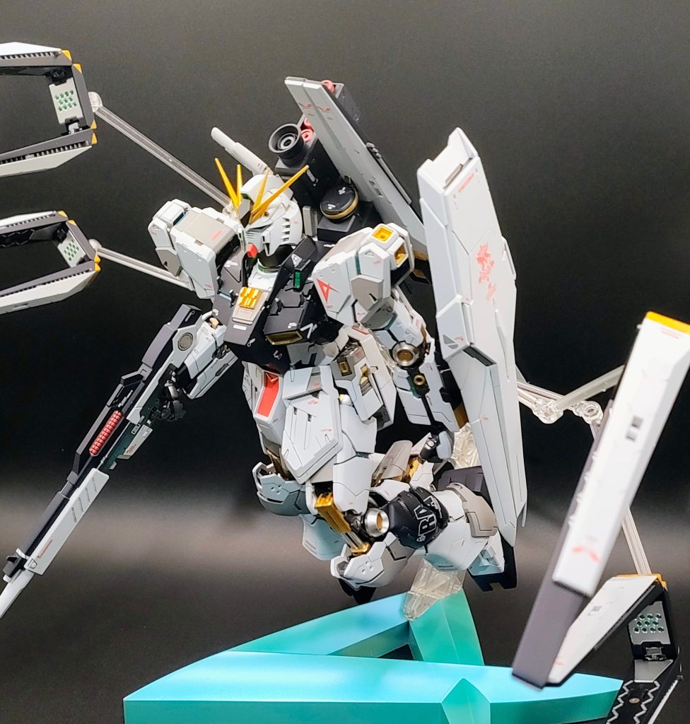 台座は赤で塗装しようか迷いましたが、今回はサイコフレームの色を意識してプリズムパステルカラーのミントグリーンブルー（ガイアノーツ）で塗装しました。