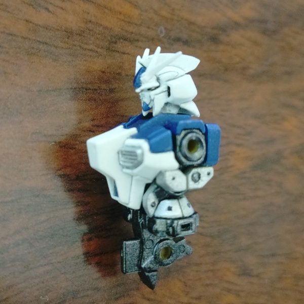ニューガンダムの改造の途中経過。顔大分弄ってそこそこ満足。フリーハンドだと若干ズレも出るけど、ハイニュー名乗って差し支えないんじゃないかな。体は最初投稿のから作り直しました。（5枚目）
