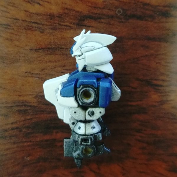 ニューガンダムの改造の途中経過。顔大分弄ってそこそこ満足。フリーハンドだと若干ズレも出るけど、ハイニュー名乗って差し支えないんじゃないかな。体は最初投稿のから作り直しました。（4枚目）