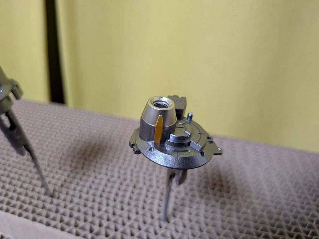 バックパック基部です。外側に装甲が付くので、ほぼ隠れますが、金属系の塗り分けをしてみました✨✨内部フレーム系は光沢クリアー仕上げなので、外装パーツを付けるのがもったいなかったです😅