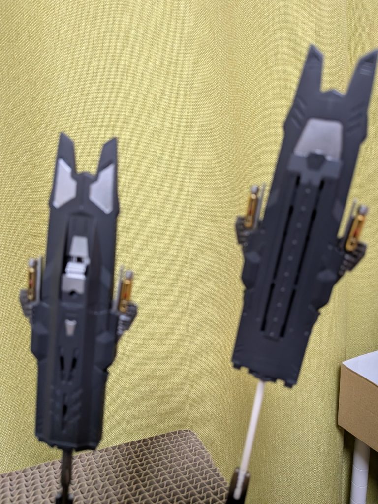 サイドアーマーも単色より幾分か、塗り分けしたほうがかっこいいかな？と思ってマスキングしまくりました😅