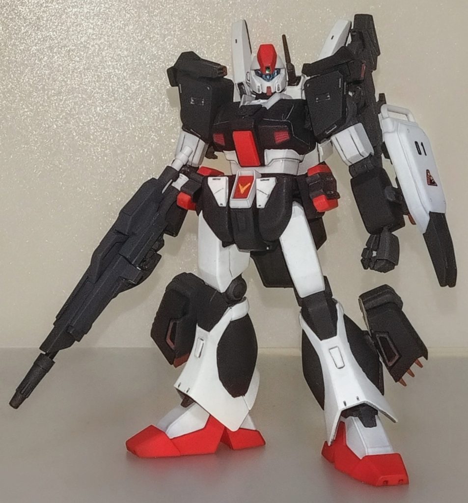 フル装備。試作機ということでプロトタイプガンダムのカラーリングをベースにしています。主に白をガイアカラーExホワイト、黒をブレイブブラック、赤をローズブライトレッドでそれぞれ塗装、ウェザリングカラーマルチグレーでスミ入れして完成させましたが白は難しいです😰