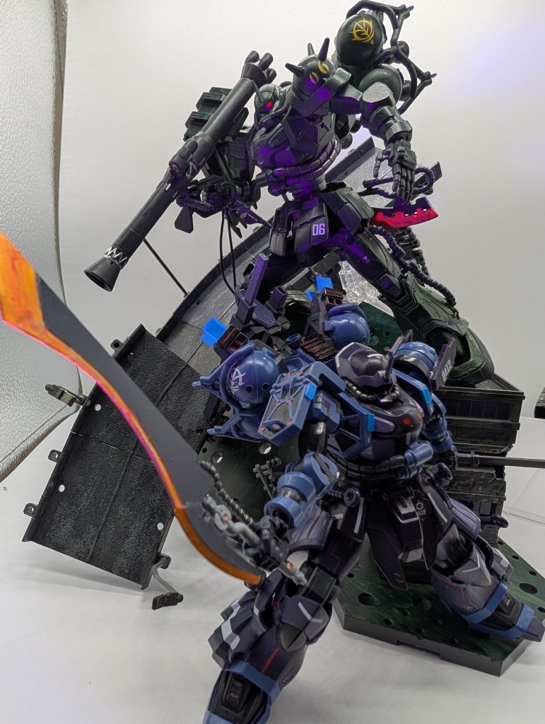 前回のイフリートドゥンケルハイトと共に…あともう一機加えてチームのようにしたいのですが、機体を探しております。HGザクレクイエム版を作成中に腕パーツを破損させてしまって慌てて購入してたザクGQ版とミキシングしましたが満足のいくスタイルで完成でき良かったです♪最後までご覧頂きありがとうございました♪