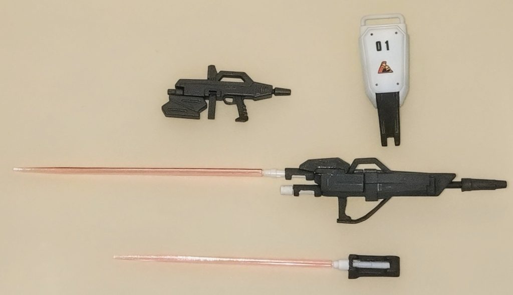 武装類。HGUCアドヴァンスドヘイズルからショートタイプのビームライフルを、旧HGガンダムEZ-8よりシールドを流用しています。メインとなる新型ライフルはプラ版で製作したボディをベースにジャンク品をデコレーションしてみました。